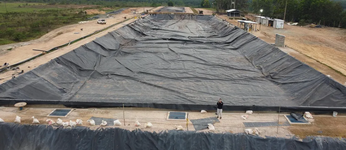 Instalación de geomembrana en un biodigestor de gran escala