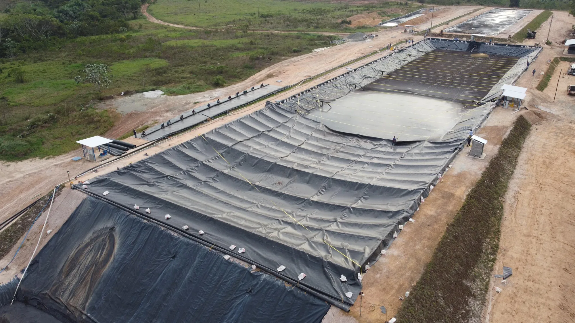 Biodigestor cubierto con geomembrana, vista aérea